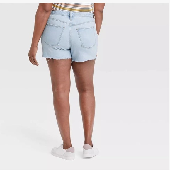 NWT Universal Thread vintage stretch midi shorts in light blue wash - Picture 2 of 2